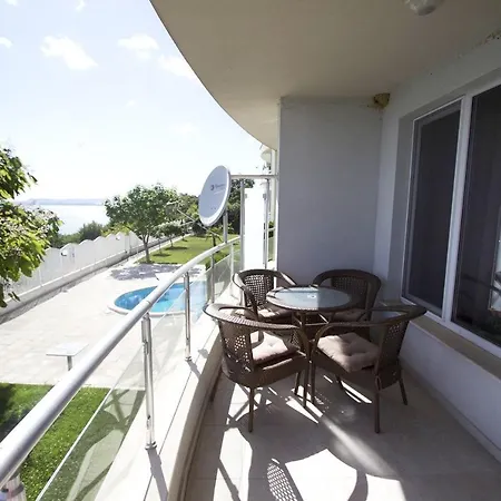 Alex S Nádherným Panoramatickým Výhledem Na Moře