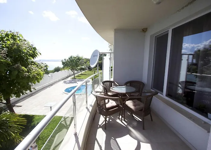 Alex S Nádherným Panoramatickým Výhledem Na Moře